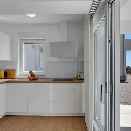 Modernes Ferienhaus In Veliko Brdo Mit Gepflegtem Garten Holiday home Makarska