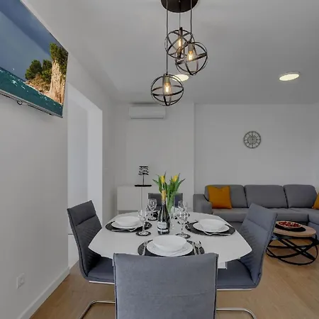 Modernes Ferienhaus In Veliko Brdo Mit Gepflegtem Garten