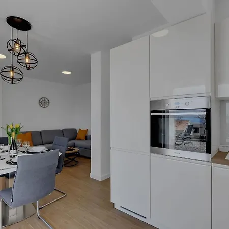 Modernes Ferienhaus In Veliko Brdo Mit Gepflegtem Garten * Makarska