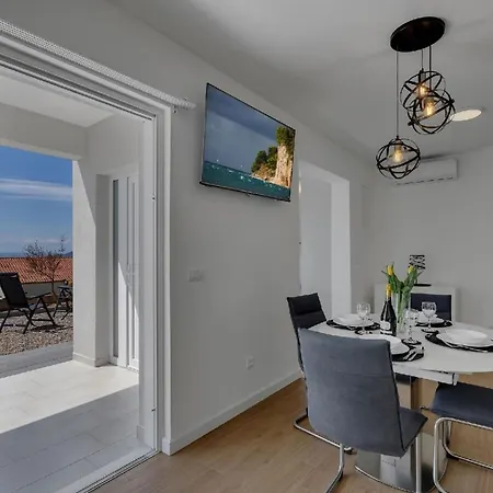 Modernes Ferienhaus In Veliko Brdo Mit Gepflegtem Garten Makarska