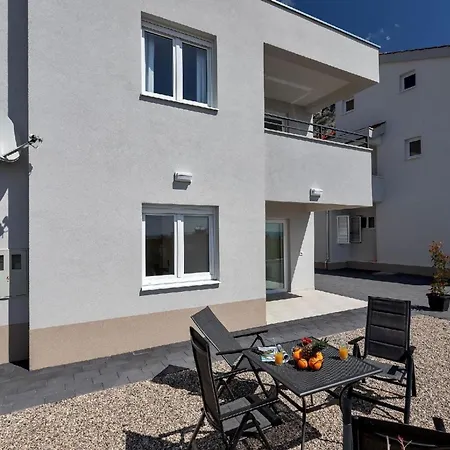 Modernes Ferienhaus In Veliko Brdo Mit Gepflegtem Garten Holiday home