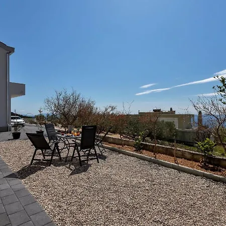 Modernes Ferienhaus In Veliko Brdo Mit Gepflegtem Garten Holiday home