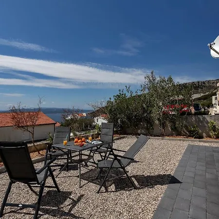 Modernes Ferienhaus In Veliko Brdo Mit Gepflegtem Garten Makarska