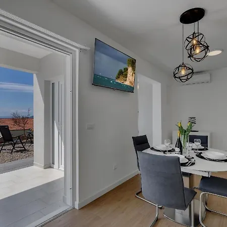 Modernes Ferienhaus In Veliko Brdo Mit Gepflegtem Garten * Makarska