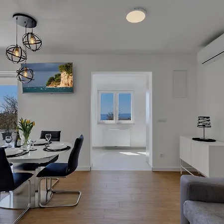 Modernes Ferienhaus In Veliko Brdo Mit Gepflegtem Garten