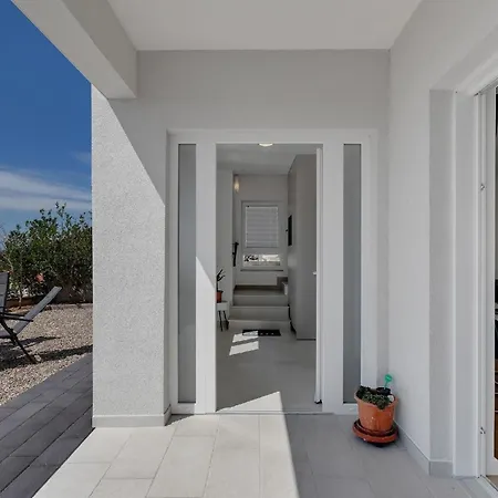 Modernes Ferienhaus In Veliko Brdo Mit Gepflegtem Garten Makarska