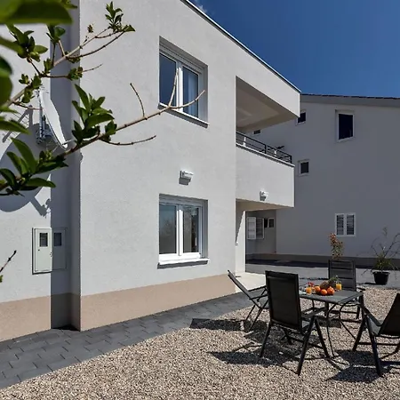 Modernes Ferienhaus In Veliko Brdo Mit Gepflegtem Garten Holiday home *